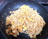 Foto del paso 4 de la receta Fideos chinos con huevo y salsa de soja