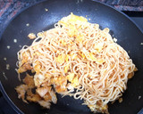 Foto del paso 4 de la receta: Fideos chinos con huevo y salsa de soja