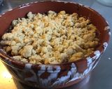 Une image de l'étape 6 de Crumble aux cerises noisettes pomme et miel.