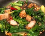 รูปขั้นตอนการทำที่ 6 ของ คะน้าหมูกรอบ ทำหมูกรอบ ด้วยหม้อไร้นำ้มันค่ะ