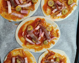 Foto del paso 2 de la receta: Mini pizzas rápida