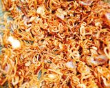 Hình bước làm 3 của món Hành phi giòn rum