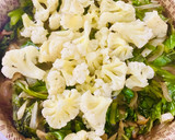 Foto del paso 2 de la receta: EMPANADA XXL DE 🥬ACELGA🥬, 🥦COLIFLOR🥦 Y 🧅CEBOLLA🧅CARAMELIZADA CON 🧀🧀QUESO 🧀 🧀