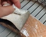 Foto del paso 1 de la receta: Salmón rosado con salsa de albahaca y ajo express con tip para quitar la piel