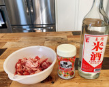 A picture of step 1 of Green pepper, bamboo-shoot and pork stir-fry.