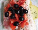 Foto del paso 4 de la receta: Merluza en papillote con aceitunas negras y tomate