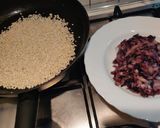 Foto del passaggio 2 della ricetta Risotto radicchio e taleggio