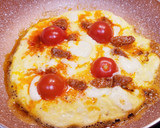 Foto del paso 4 de la receta: Tortilla abierta con quesos, sobrasada, cherrys y aguacate