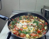 Foto del paso 3 de la receta: Huevos a la sartén con verduras