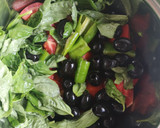 Foto del paso 2 de la receta: Gazpacho con aceitunas negras y albahaca
