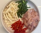 รูปขั้นตอนการทำที่ 1 ของ อกไก่ผัดเห็ดชิเมจิน้ำมันหอย