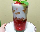Foto langkah ke 3 dari resep Strawberry Latte.