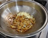 Foto langkah ke 1 dari resep One Pot Mushroom Pasta.