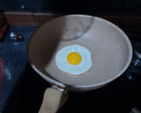 Foto langkah ke 3 dari resep Nasi Telur Ceplok dengan Scallion Oil.