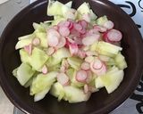 Une image de l'étape 5 de Salade de concombre, radis, tomates à la menthe et feta.