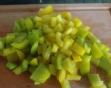 Foto del passaggio 2 della ricetta Tonno scottato con salsa di lamponi, verdure, e terra di mollica e olive taggiasche