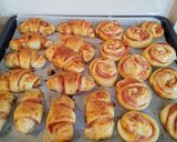 Gyors sajtos, sonkás mini kiflik és csigák recept fázis 6 fotója