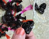 Foto del paso 3 de la receta: Bocadillos de chorizo de cerdo, ciruela y cebolla morada