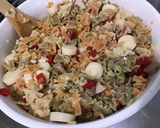 Une image de l'étape 9 de Salade de farfalles aux légumes, viandes grillées et olives.