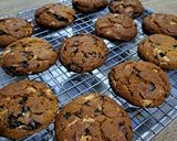Foto langkah ke 6 dari resep Cookies Silverqueen mix Chocochip 🍪.