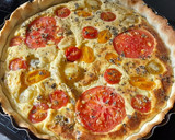 Foto del paso 5 de la receta: Tarta salada tres quesos y tomate