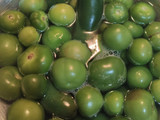 Tamales de salsa verde con hojas de hierba santa