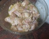 Foto del paso 2 de la receta: Jamoncitos de pollo embarrados en mojo y asados en freidora de aire con papas fritas