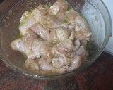 Foto del paso 2 de la receta: Jamoncitos de pollo embarrados en mojo y asados en freidora de aire con papas fritas