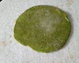 पालक की पूरी (Palak ki puri recipe in hindi) रेसिपी चरण 2 फोटो