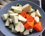 Foto del paso 1 de la receta: Crema de verduras light 🍆🥒