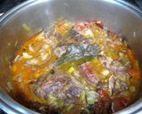 Foto del paso 6 de la receta Zarzuela especiada de oreja, mejilla, galtas y chorizos de cerdo al vino rosado
