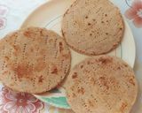 ભાખરી પીઝા (Bhakhari Pizza Recipe in Gujarati) રેસીપી સ્ટેપ2ફોટો