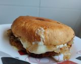 Foto del paso 9 de la receta: Sándwich🥯de cebolla🧅y tocineta🥞 caramelizada🥓con queso🧀en pan de almojábana🥯