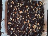 वाॅलनट चॉकलेट चिक्की (walnuts chocolate chikki recipe in Hindi)