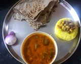 तीळ लावलेली बाजरीची भाकरी (Til Lavleli Bajrichi Bhakri Recipe In Marathi) रेसिपी स्टेप 4 फोटो