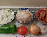 Foto del paso 1 de la receta: Guiso de caella, chocos y gambones con guisantes