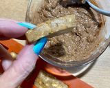 Une image de l'étape 4 de Barres protéinées beurre de cacahuète, purée de noisettes Omie, coco, poudre d’amande et chocolat.