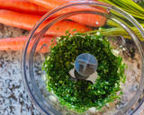 Foto del paso 2 de la receta: Salsa Mery con las hojas verdes de la zanahoria