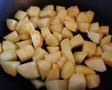 Foto del paso 1 de la receta: Curry de patata y semillas de nigella con naan casero