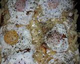 Foto del paso 5 de la receta: Pizza casera con queso papitas y huevos fritos