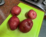 Foto del paso 1 de la receta: Patitas de pollo con papas rústicas al horno