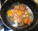 Foto del paso 2 de la receta: Espaguetis al nero di sepia con Atún, Gambones y Verduras