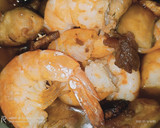 Foto del paso 3 de la receta: Pollo y langostinos al ajillo