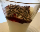 Foto del paso 2 de la receta: Desayuno fresco de verano; yogurt, banana, cereal y miel