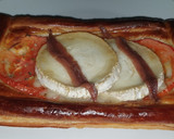 Foto del paso 5 de la receta: Hojaldre con queso de cabra, tomate y anchoas
