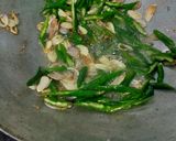Foto langkah ke 5 dari resep Tumis cumi asin campur petai..