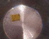 Foto del passaggio 1 della ricetta Risotto con zucchine, fiori di zucca e zafferano