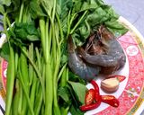 รูปขั้นตอนการทำที่ 1 ของ กุ้งผัดผักบุ้งน้ำมันหอย
