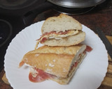 Foto del paso 4 de la receta: Bocadillo de cebolla caramelizada, queso de cabra, tortilla francesa y jamón serrano