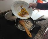 Foto del paso 3 de la receta: Arroz con pétalos de rosa